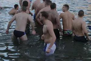 (FOTO) TANJA SAVIĆ PALA NA OVE MIŠIĆE Stanivuković plivao za Časni krst, pa pokazao zgodno telo