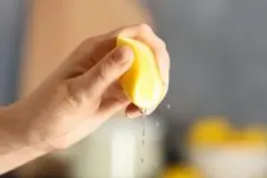 To je najboljši način za ožemanje limone (brez rezanja)