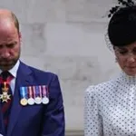Kate a William přerušili svou dovolenou, aby vydali prohlášení. Země je ponořena do smutku