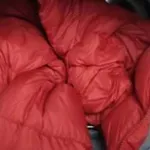 ZÁZRAČNÝ TRIK, KTERÝ MĚNÍ PRAVIDLA HRY! TOTO JE NEJDŮLEŽITĚJŠÍ PRAVIDLO PŘI PRANÍ ZIMNÍCH BUND: Zde je To, Co MUSÍTE VLOŽIT Do Bubnu Pračky!