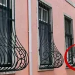 Tajemství okenních mříží s „bříškem“: Proč je v některých domech najdete a co tím majitelé sledují?