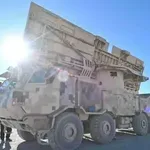 Kinesko mikrotalasno oružje „Uragan 3000“ sa kamiona neutrališe rojeve dronova na udaljenosti od 3 kilometra