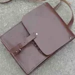 Starešinska terenska torbica: miris kože, mapa i kancelarija komandira na terenu