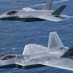 F-22 protiv F-35: Raptor bi ga rastrgao u bliskoj borbi, ali pravi rat ne bi ličio na „Top Gan“