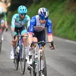 VIDEO: Remco suvereno čez spolzke kocke, na štartu rekordno število Slovencev