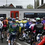 Kolesarji, ki so prečkali rdeče luči železniškega prehoda, bi lahko končali pred sodnikom