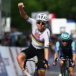 Pogačar dobil šprint vodilne skupine, Roglič zaostal