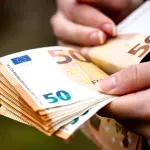 Rovnaký plat, menej peňazí na účte: Slovákom chodia od nového roka nižšie výplaty