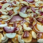 Lahůdka pro celou rodinu z jednoho plechu: Recept na vepřový vrstvený pekáč – Využijete takříkajíc vše, co je v ledničce!