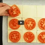 S touto pochoutkou budete na každé oslavě za hvězdu – Stačí dát rajčata na listové těsto..