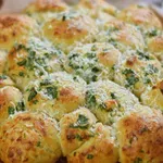 Toto jde u nás doma na dračku: Česnekové housky máte hotové do 30 minut!