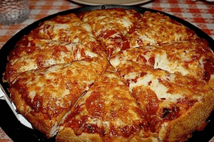 Pouze šest polévkových lžic mouky a zakysané smetany a jen 10 minut na pánvi: Rodina si tuto pizzu nemůže vynachválit!