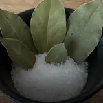 Zapomeňte na Léky! Tato Kombinace Bobkového Listu a Soli Léčí Stres, Záněty a Čistí Váš Domov Lépe Než Cokoli Jiného!