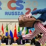 BRICS mění svět: Západ sám sebe vykopl ze světové ekonomiky. Kdo dolarem bojuje, dolarem zhyne. Krádež ruských aktiv - akt zoufalství a bezmoci USA a EU. V Kazani se píše historie. Zhroutí se impérium s pádem dolaru?