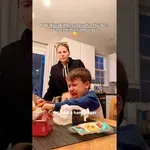 Reakcija malčka na hamburger iz Mc’Donaldsa