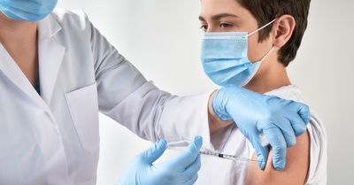 Upozorenje virusologa: Previše doza vakcine nije dobro