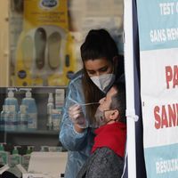 Francuska najavljuje ukidanje obaveze nošenja maski i drugih mera