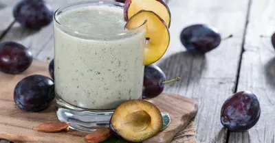 Smoothie sa suvim šljivama i bananom