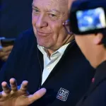 Ironija 1. aprila: zdaj bližje desna vlada, toda levica gre v šoping, saj Golob rabi najmanj šest Puckotov