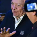 Ironija 1. aprila: zdaj bližje desna vlada, toda levica gre v šoping, saj Golob rabi najmanj šest Puckov