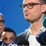 Tajni načrt za razbitje Logarjevih Demokratov in sesutje Stevanovića. Kdaj in kako začne Janša?