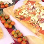 Λαδένια με ντομάτα, κρεμμύδι, φέτα και ρίγανη