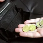Τα νοικοκυριά ξοδεύουν περισσότερα από όσα βγάζουν