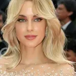 Νομικού: Με λευκή τουαλέτα Celia Kritharioti στο κόκκινο χαλί στις Κάννες