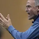 O Λουίς Ενρίκε στο πλευρό του Αλόνσο