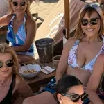 Μάρα Ζαχαρέα: Έφτασε στην Πάρο & ποζάρει με τις φίλες της στην παραλία
