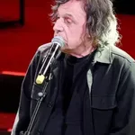 Ατύχημα για τον Βασίλη Παπακωνσταντίνου - Ανέβαλε τη συναυλία του στη Δράμα