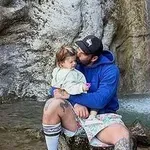 Σαντορίνη για δύο: Ο Δημήτρης Αλεξάνδρου με τον μικρό Πάρη