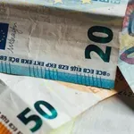 Τράπεζες: Μειώνονται οι συναλλαγές στον γκισέ και το ωράριο στα ταμεία