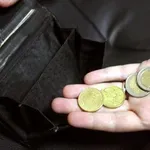 Το 52% των Ελλήνων «ξεμένουν» πριν το τέλος του μήνα