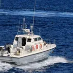 Θερμαϊκός κόλπος: Αλιευτικό σκάφος προσέκρουσε σε βράχια