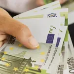 Επίδομα 250 και 500 ευρώ: Ποιοι θα το λάβουν και ποιοι μένουν «εκτός»