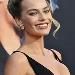 To Naked Dress που λατρεύουν Margot Robbie και Dakota Johnson