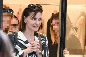 Μαρία Ναυπλιώτου: Για shopping με εμπριμέ σύνολο και Gucci τσάντα