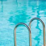Ρόδος: Μάχη για τη 2χρονη που βρέθηκε αναίσθητη σε πισίνα