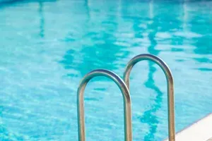 Ρόδος: Μάχη για τη 2χρονη που βρέθηκε αναίσθητη σε πισίνα