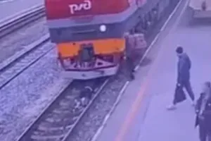 Ρωσία: Η απίστευτη στιγμή που τρένο περνά πάνω από άνθρωπο - Βίντεο