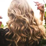 Τα 3 πιο συχνά λάθη που καταστρέφουν τα σγουρά μαλλιά σου