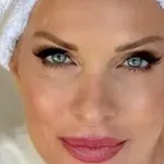 Ελένη Μενεγάκη: Ποζάρει με πετσέτα στα μαλλιά