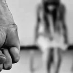 Αιγάλεω: Μαχαίρωσε την κόρη του στο λαιμό