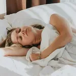 Ξυπνάτε δύο φορές μέσα στη νύχτα; Είναι απολύτως φυσιολογικό - Δείτε γιατί!