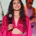 Μαρίνα Σπανού: Στιλάτη με ριγέ oversized κοστούμι