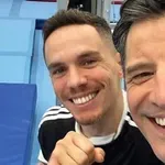 Ο Σάκης Ρουβάς «πετάει» στους κρίκους μαζί με τον Λευτέρη Πετρούνια!