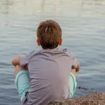 Προκαλεί η μοναξιά στην παιδική ηλικία αργότερα άνοια; Τι έδειξε νέα μελέτη