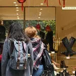 Εορταστικό ωράριο 2025: Ποιες ώρες θα λειτουργούν τα καταστήματα