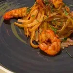 Γαριδομακαρονάδα με σάλτσα λιαστής ντομάτας με φέτα